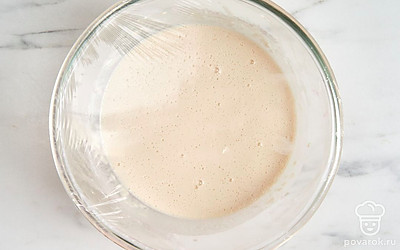 Всыпьте в миску 150-200 г просеянной муки и перемешайте опару. Накройте миску пленкой и оставьте на 30 минут.