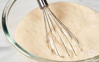 Разбейте куриное яйцо и влейте оливковое масло в опару. Тщательно перемешайте тесто венчиком.