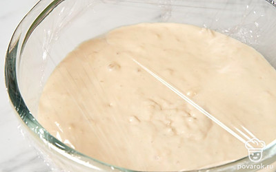 Добавьте в миску остальную муку и замесите эластичное и гладкое тесто. Накройте его пленкой и оставьте на 2 часа.