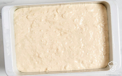 Переложите тесто в форму для выпекания, смазанную сливочным маслом.