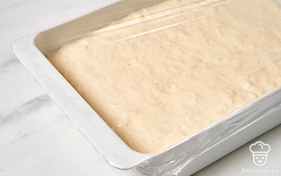 Накройте форму пищевой пленкой и оставьте еще на полчаса. Включите духовку, чтобы она прогрелась до 200°C.