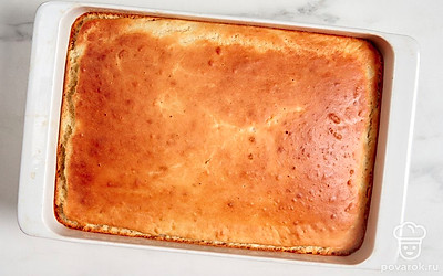 Уберите форму в разогретую духовку и оставьте хлеб выпекаться на 35 минут. С помощью силиконовой кисточки смажьте верх готового хлеба небольшим количеством воды. Остудите его и достаньте из формы.