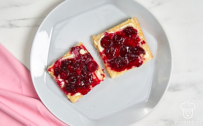 Нарежьте остывший тостовый хлеб. Смажьте его сливочным маслом и вареньем и подайте его на стол. К тостам подайте чай.