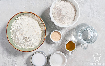 Вскипятите воду, а затем остудите до теплого состояния. Подготовьте хлебопечку.