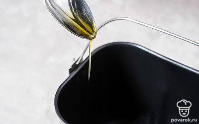 Влейте в воду оливковое масло. Слегка перемешайте. 