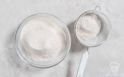 Просейте в миску два вида муки. Смешайте до однородности.