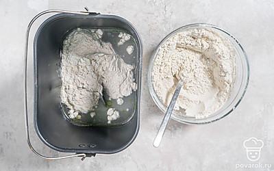 Всыпьте мучную смесь в контейнер с жидкими ингредиентами. 