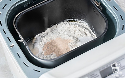 Установите контейнер в хлебопечку. Выберете нужную программу. Оставьте хлеб выпекаться примерно на 3 часа. Готовый хлеб остудите.