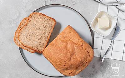 Разрежьте хлеб на ломтики. Подавайте на стол со сливочным маслом.