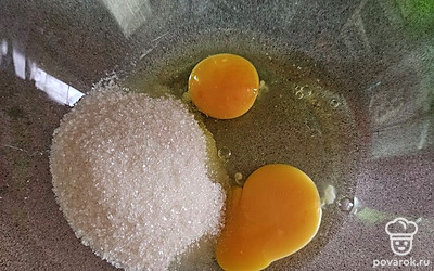 Взбейте яйца с сахаром.