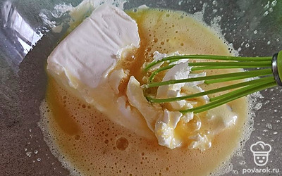 Вмешайте творог.