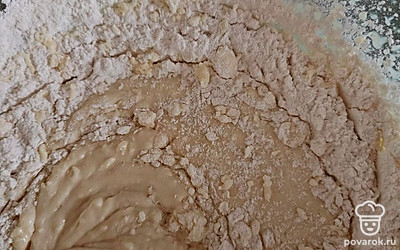 Добавьте муку и разрыхлитель.