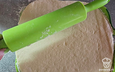 Раскатайте лепешку высотой 1 сантиметр и диаметром 28 сантиметров (или по размеру вашей сковородки).