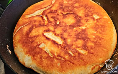 Обжарьте лепешку на сковороде по 3 минуты с каждой стороны под крышкой.