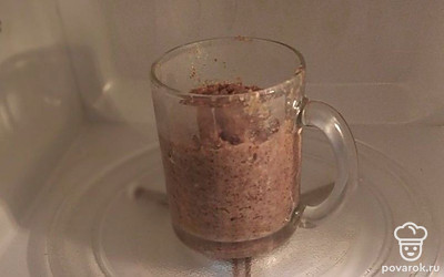 Запекайте полученную смесь в кружке с помощью микроволновки 2 минуты. 