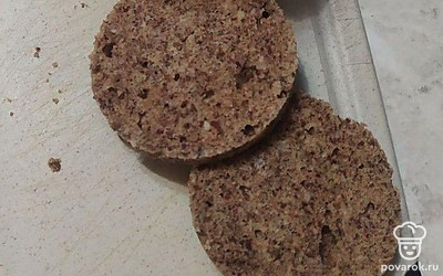 Чтобы все было красиво и удобно, нарежьте хлеб кружочками.