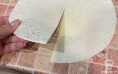 Берем одну лепешку, делаем надрез посередине.