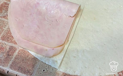 На одну часть выкладываем кусочек ветчины.