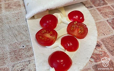Добавляем немного майонеза и разрезанные на 2 части помидоры черри. Складываем конвертик.