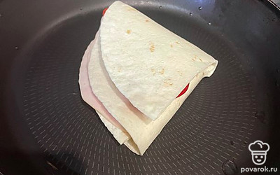 Полученный конвертик слегка обжариваем на сковороде без масла с обеих сторон.