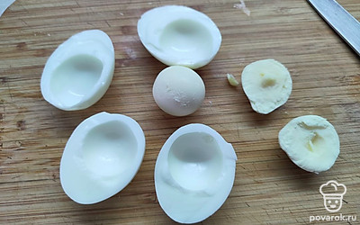 Вареные яйца аккуратно разрежьте пополам и извлеките желток. 