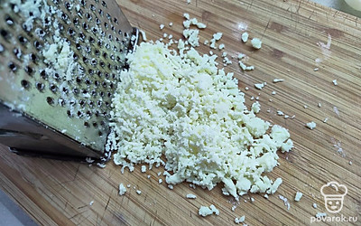 Желток натрите на мелкой терке. 