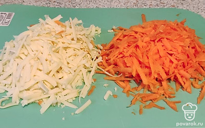 Одинаковое количество сыра и моркови натираем на крупной терке.