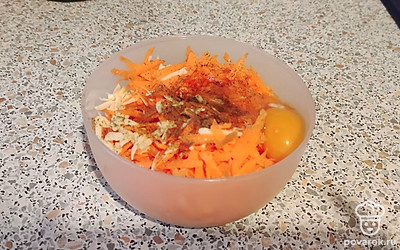 В миску кладем сыр, морковь, соль, перец и сырое яйцо.