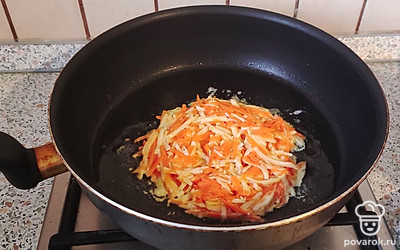 На разогретую сковороду с маслом выкладываем лепешку, жарим до готовности (около 3-5 минут).