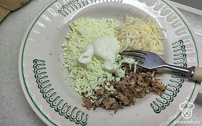 Все продукты перемешайте и добавьте майонез. 