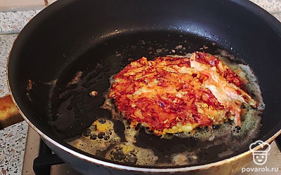 Аккуратно переворачиваем и обжариваем вторую сторону.