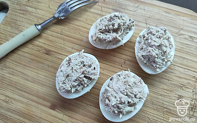 Половинки яиц наполните начинкой. 