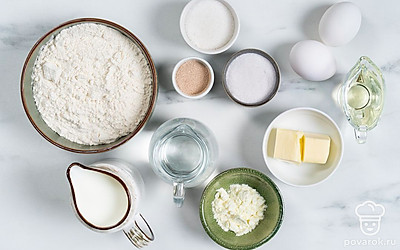 Просейте муку. Помойте куриные яйца. Заранее достаньте из холодильника сливочное масло, чтобы оно размягчилось. Нагрейте молоко для опары до 40℃. Подготовьте форму для выпекания хлеба, она должна быть узкая и длинная.