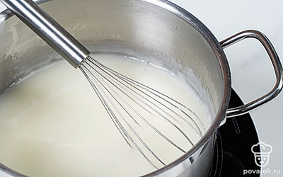 Смешайте воду и муку для заварки в маленькой кастрюле. Поставьте на медленный огонь и, постоянно помешивая венчиком, нагревайте эту смесь, пока она не загустеет до консистенции пудинга.