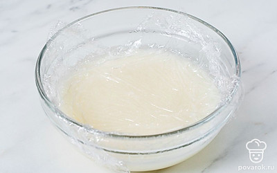 Переложите мучную заварку в миску и накройте пищевой пленкой так, чтобы она полностью прилегала к поверхности массы. Оставьте ее остывать до комнатной температуры.