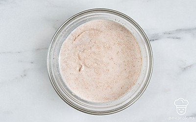 Смешайте в другой миске теплое молоко, дрожжи и сахар. Оставьте на 15 минут для активации дрожжей.