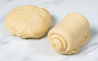 Каждый шарик теста раскатайте в тонкий пласт. Возьмите за края и сложите их к центру. Снова раскатайте тесто в узкую длинную полоску, сверните ее в тугой рулет и защипните края. То же самое проделайте с оставшимися двумя шариками теста. У вас получится три рулетика. 