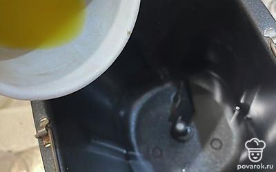 В форму для выпечки вливаем воду. Маргарин греем в микроволновой печи и добавляем к воде.