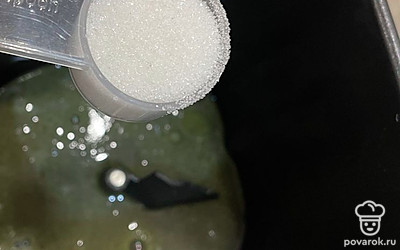 Всыпаем сахар.