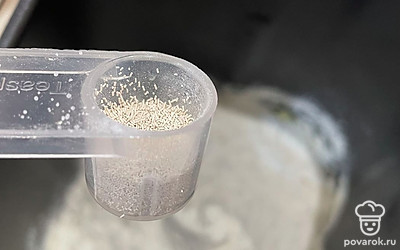 Добавляем дрожжи.