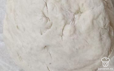 В муку налить подсолнечное масло, положить дрожжи и соль, влить теплую воду. Замесить мягкое тесто. Прикрыть тесто пленкой и оставить отдохнуть на 30-40 минут. 