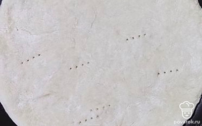 Проткнуть тесто вилкой в нескольких местах. Выпечь на сковороде под закрытой крышкой с двух сторон.