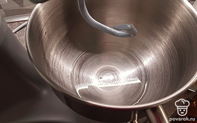 В миску налейте теплую воду. 