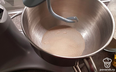 Добавьте сухие дрожжи.