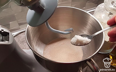 Всыпьте соль.