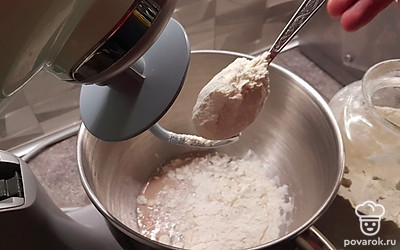 Всыпьте муку.