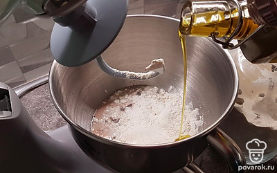 Добавьте оливковое масло. 