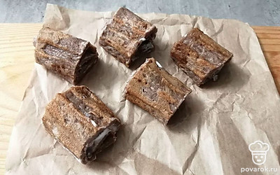 Разрежьте рулетики на порционные кусочки. 