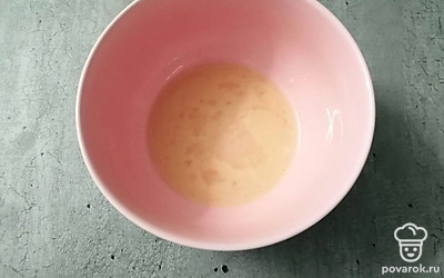 В тарелку разбейте куриное яйцо. 