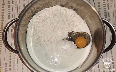 В глубокую посуду, где будете замешивать тесто, добавьте просеянную муку, разрыхлитель, соль, яйцо, кислое молоко.